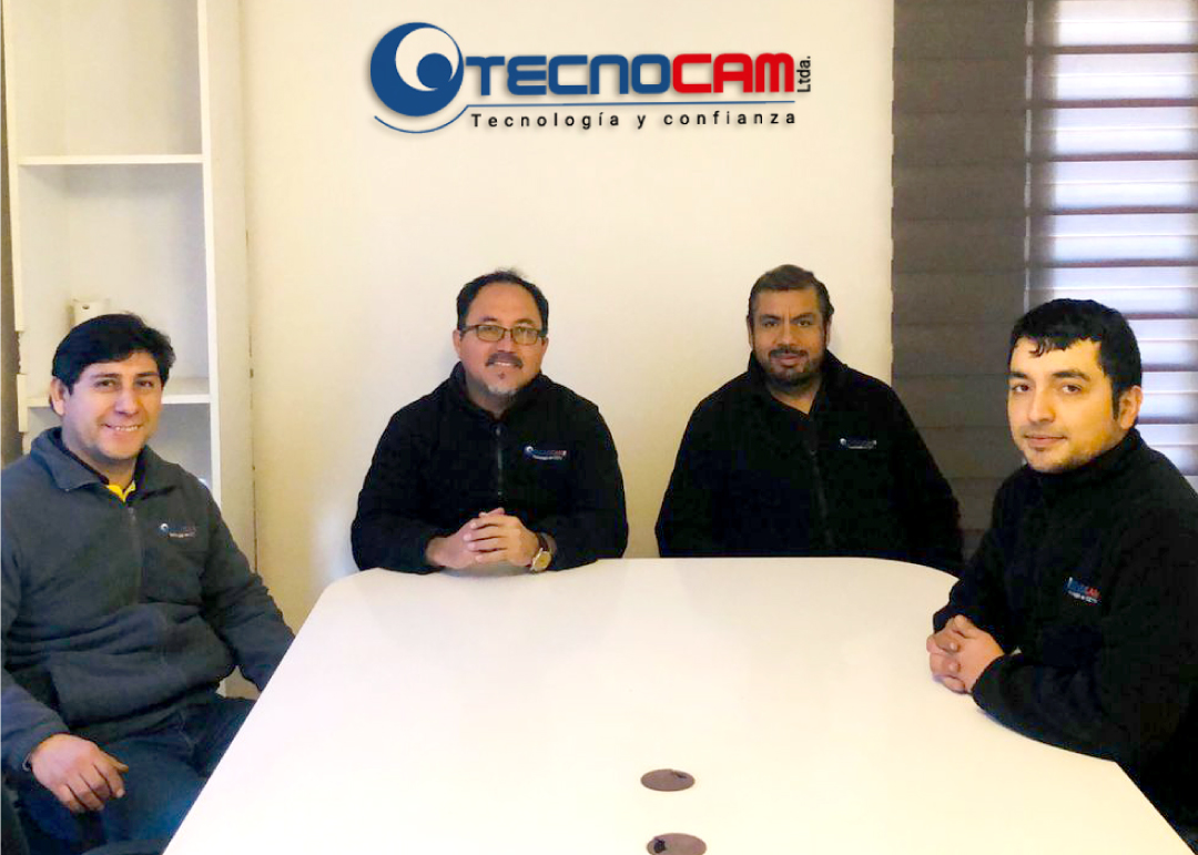 Equipo Tecnocam en oficina